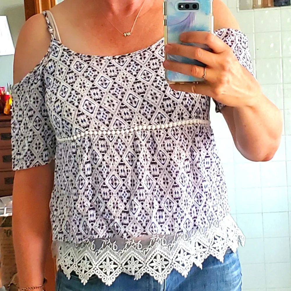 Skies Are Blue Womans Langlock Navy Cold‎ Shoulder Tribal Flowy Top Size Medium